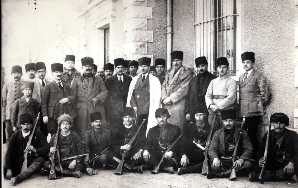 Circassian leader Çerkez Ethem with warriors and Atatürk, 1920